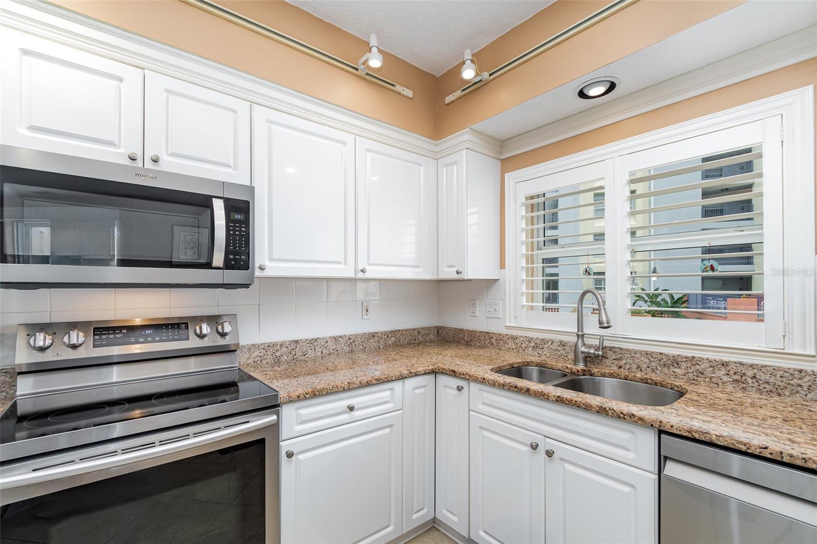 Image 11 of 30 For 5300 Atlantic Avenue 6-207