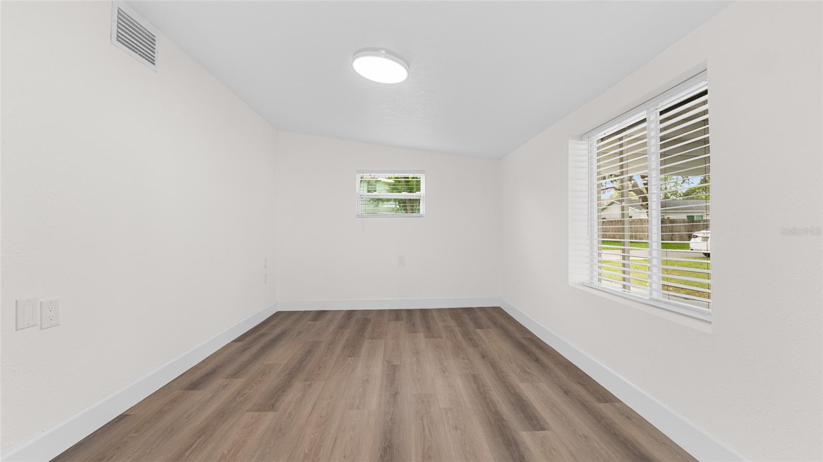 Listing photo id 8 for 7635 Pier Road