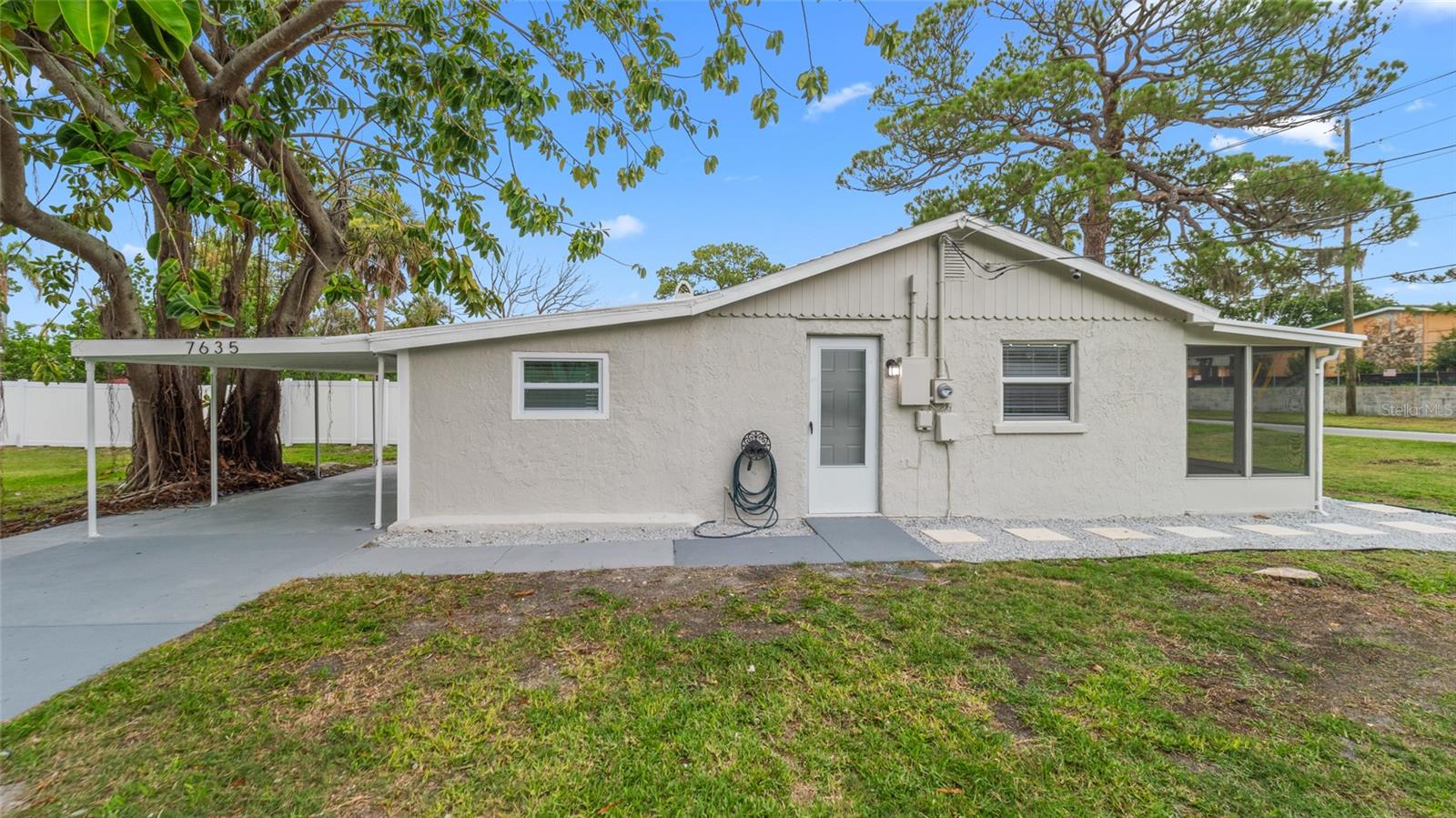 Listing photo id 11 for 7635 Pier Road