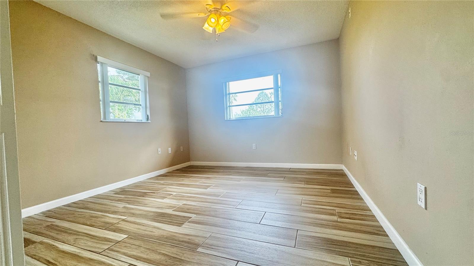 Image 11 of 13 For 2307 Lakeshore Boulevard 2309