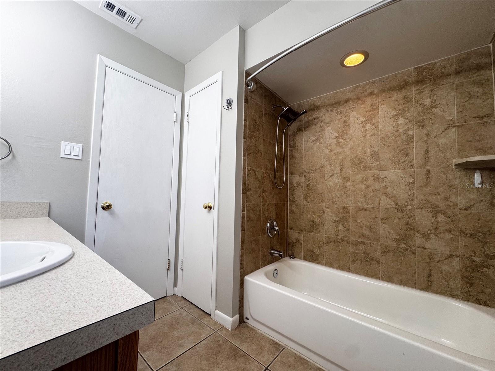 Image 15 of 21 For 2309 Lakeshore Boulevard