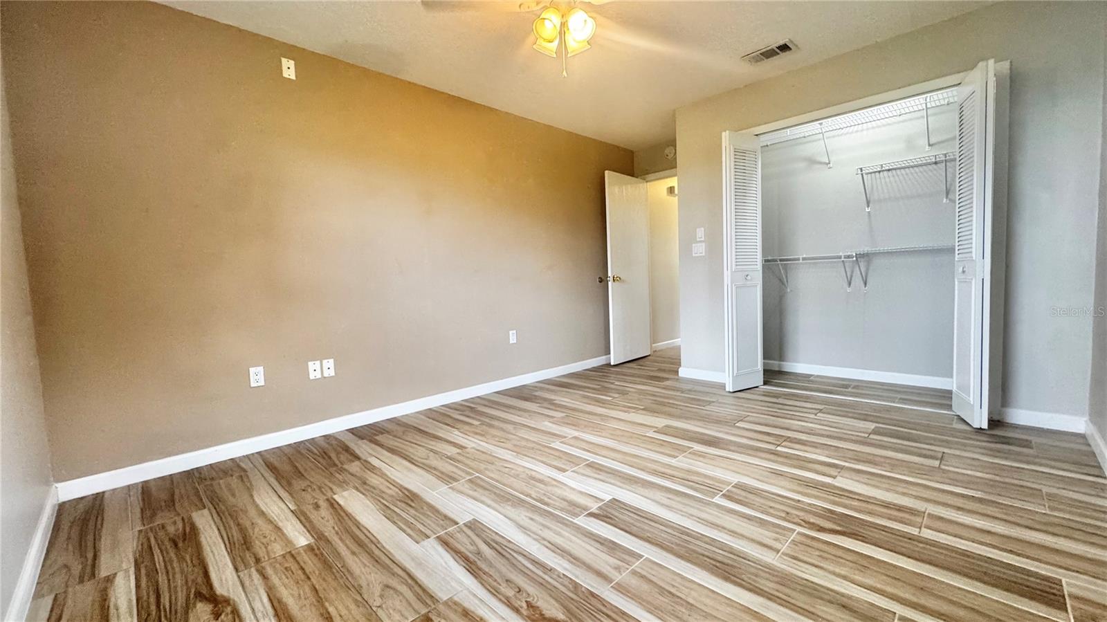Image 2 of 13 For 2307 Lakeshore Boulevard 2309