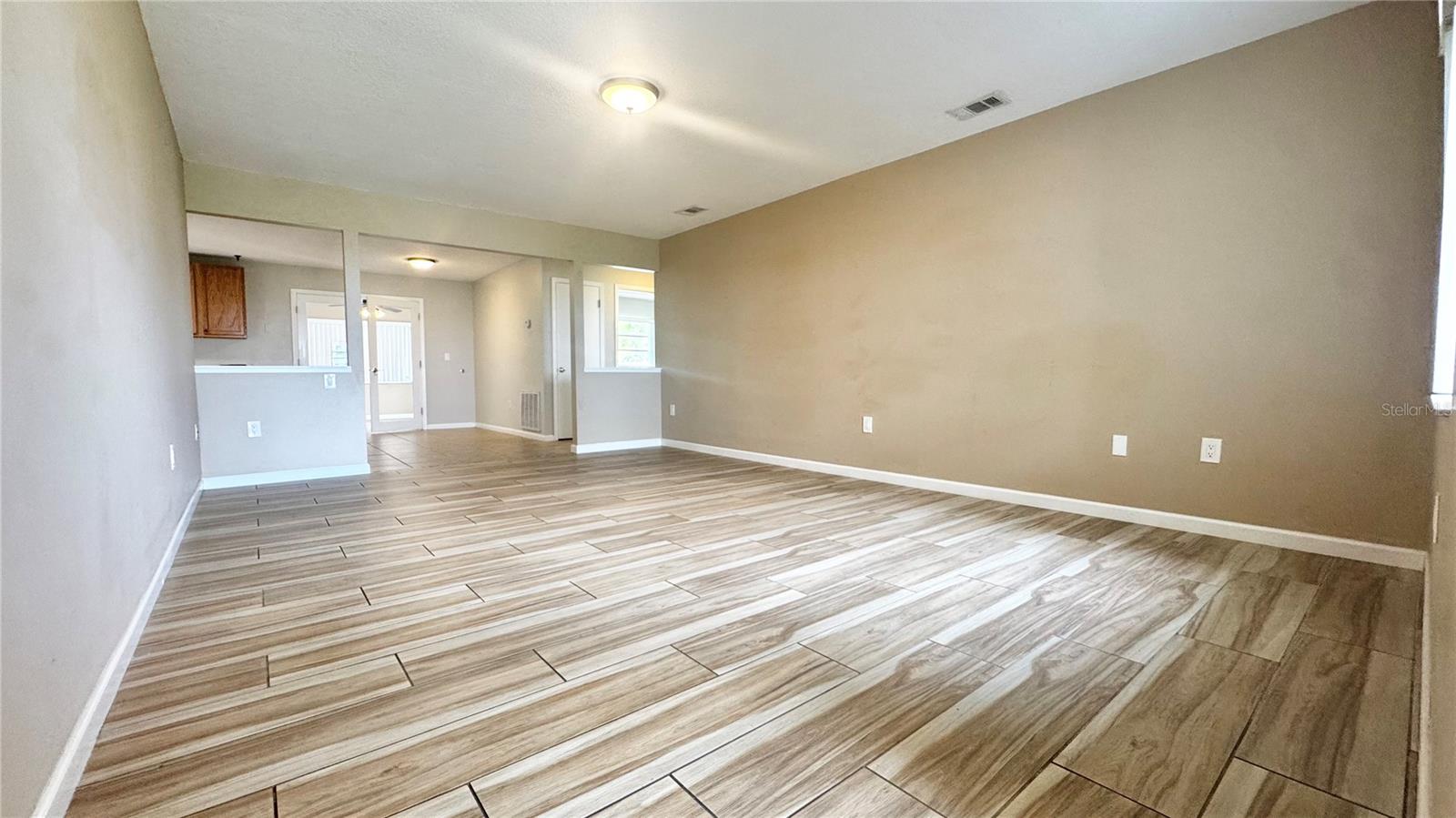 Image 3 of 13 For 2307 Lakeshore Boulevard 2309