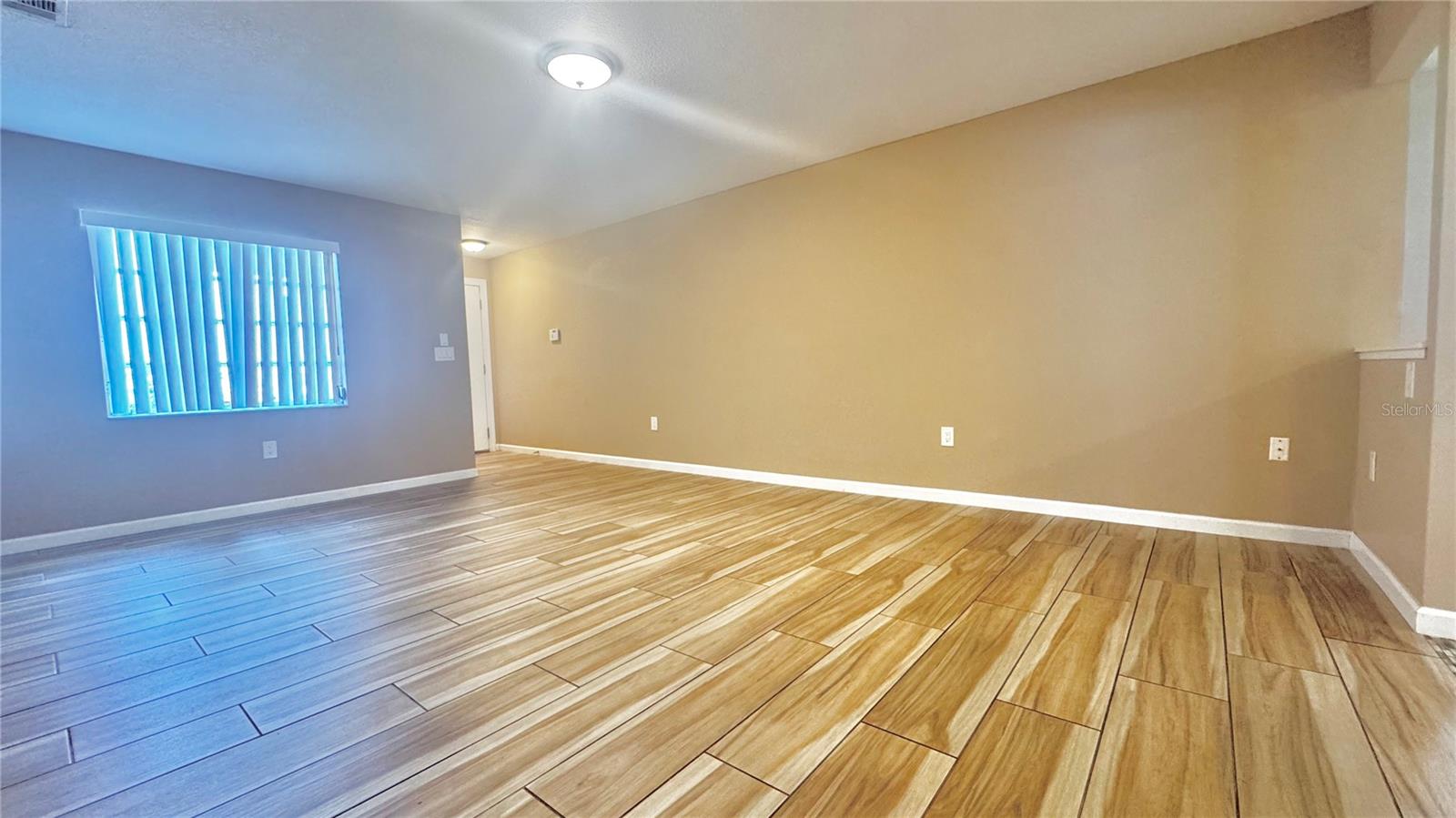 Image 4 of 13 For 2307 Lakeshore Boulevard 2309