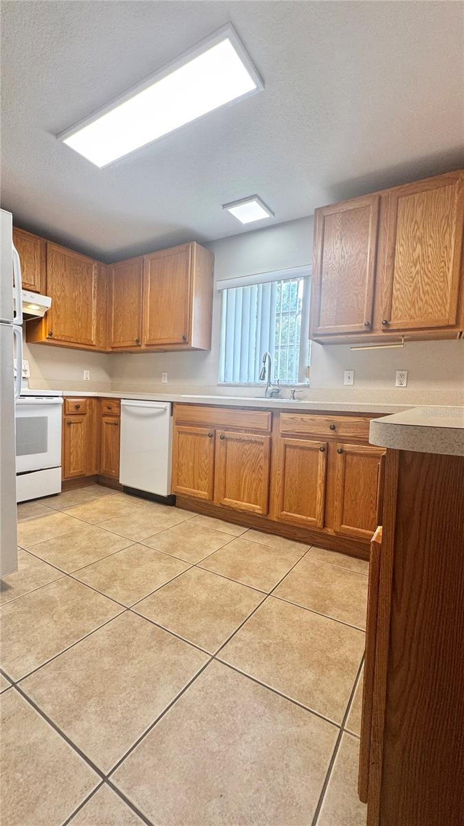 Image 5 of 13 For 2307 Lakeshore Boulevard 2309