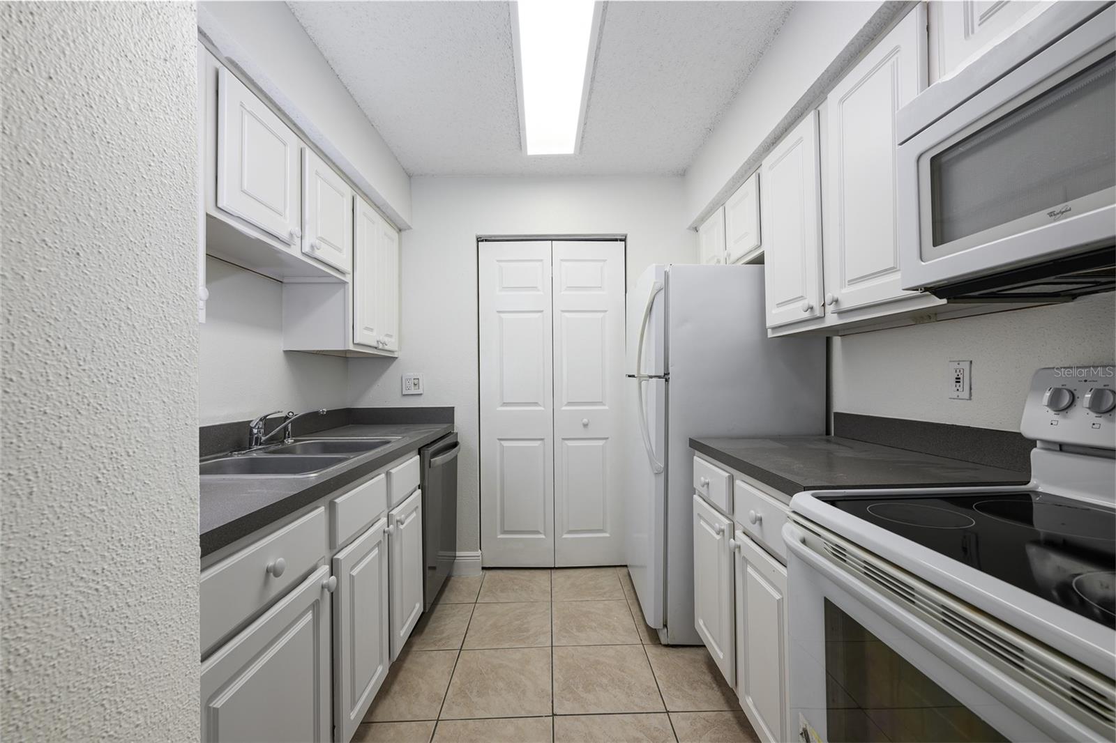 Image 13 of 33 For 3700 Idlebrook Circle 200
