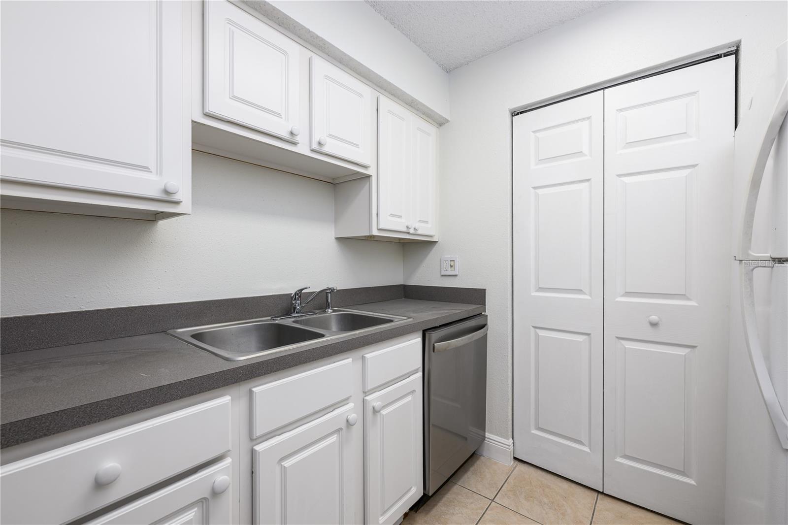 Image 14 of 33 For 3700 Idlebrook Circle 200