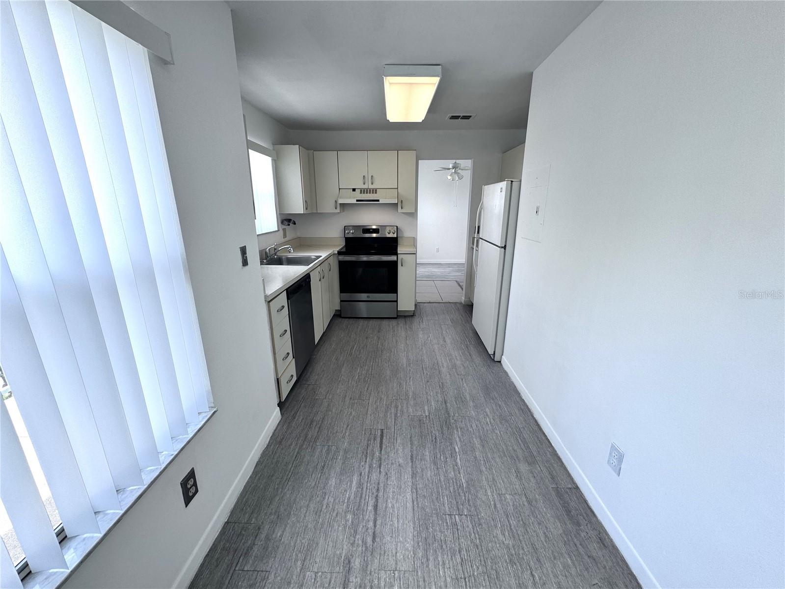 Image 5 of 18 For 2512 Woodgate Boulevard 204
