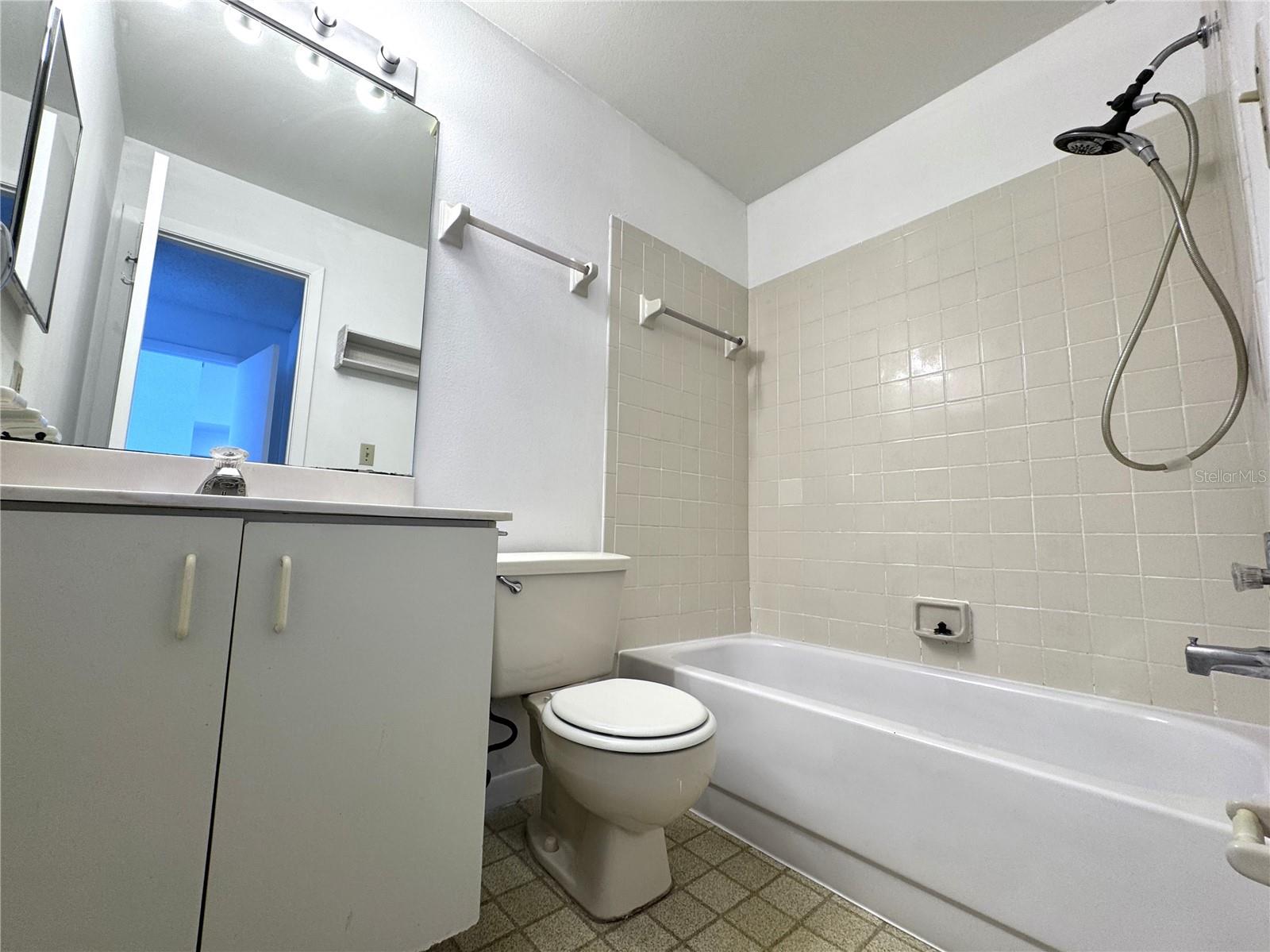 Image 8 of 18 For 2512 Woodgate Boulevard 204