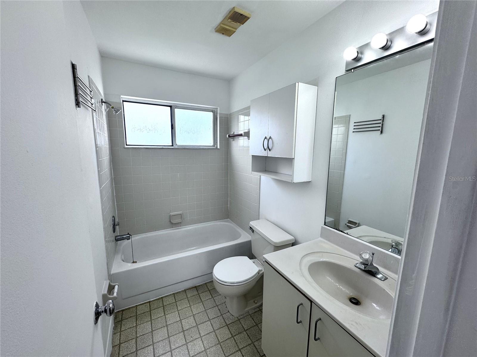 Image 9 of 18 For 2512 Woodgate Boulevard 204