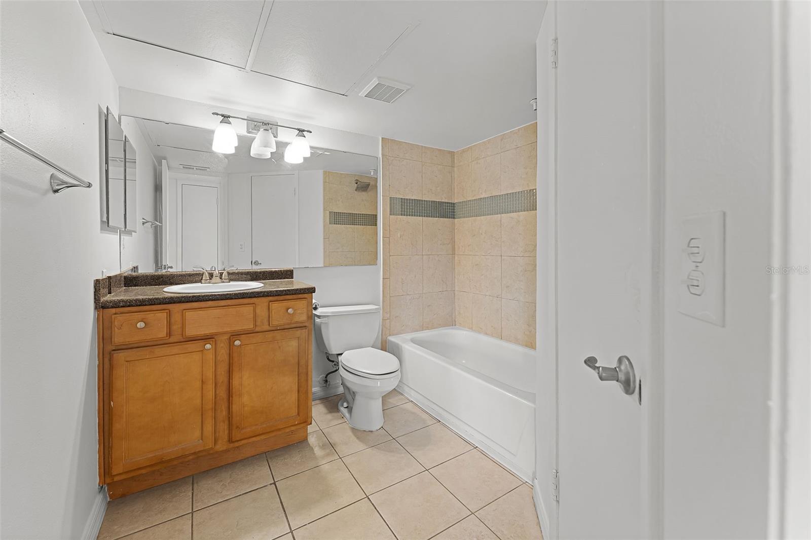 Image 10 of 23 For 415 Lakepointe Drive 207