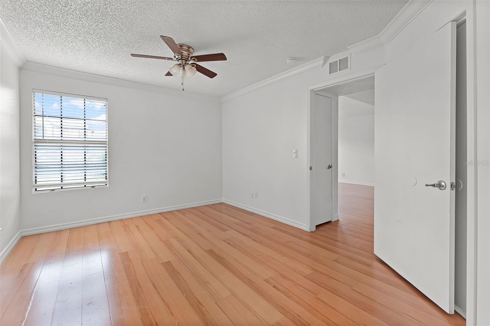 Image 15 of 23 For 415 Lakepointe Drive 207