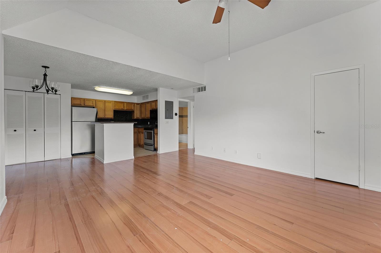 Image 3 of 23 For 415 Lakepointe Drive 207