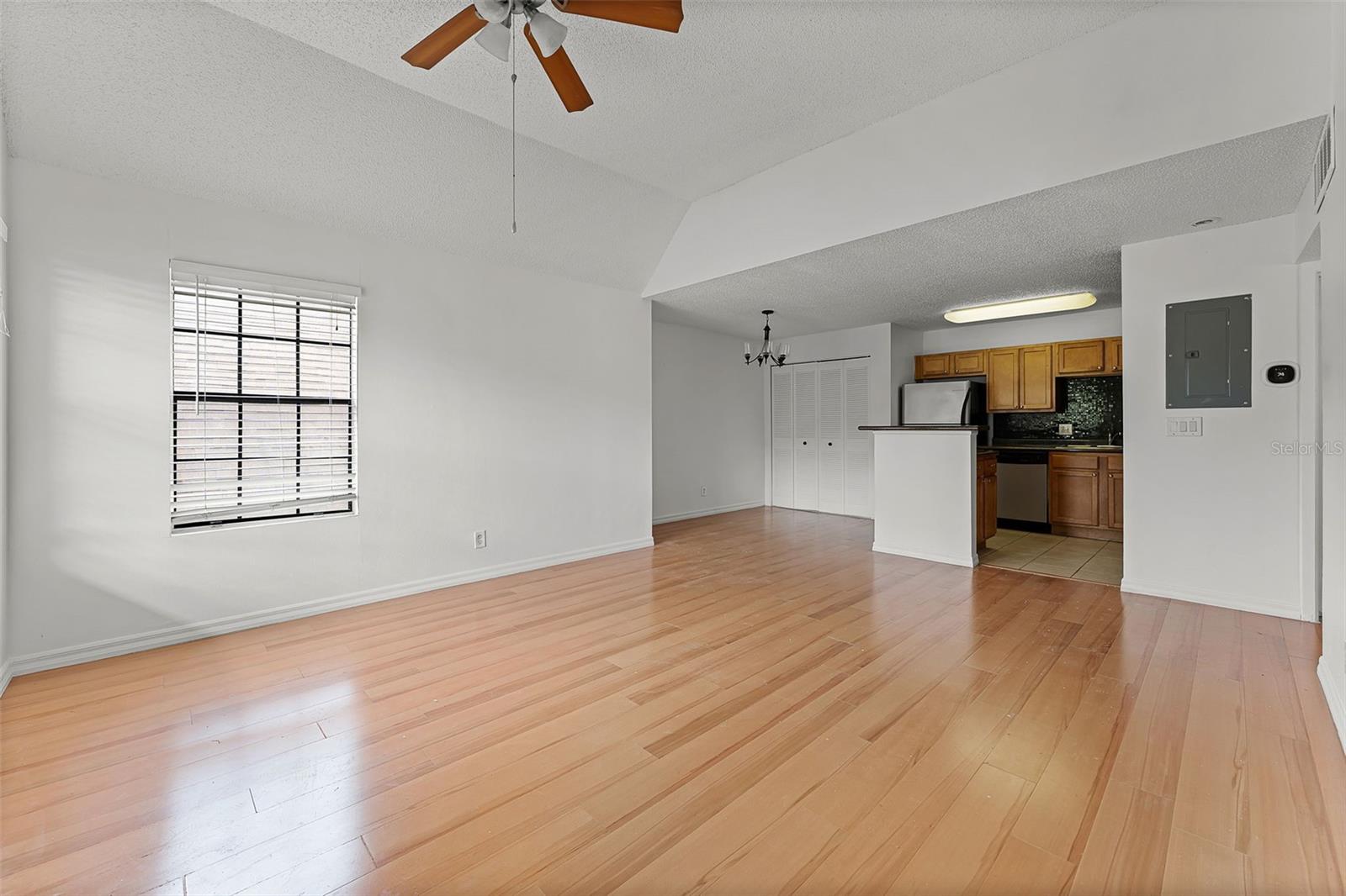 Image 4 of 23 For 415 Lakepointe Drive 207