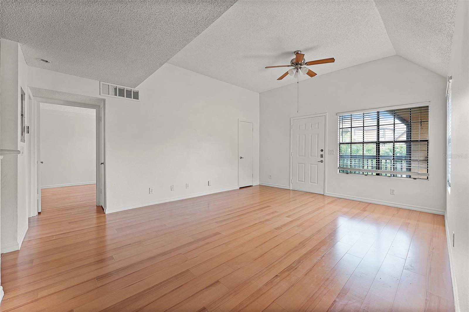 Image 6 of 23 For 415 Lakepointe Drive 207