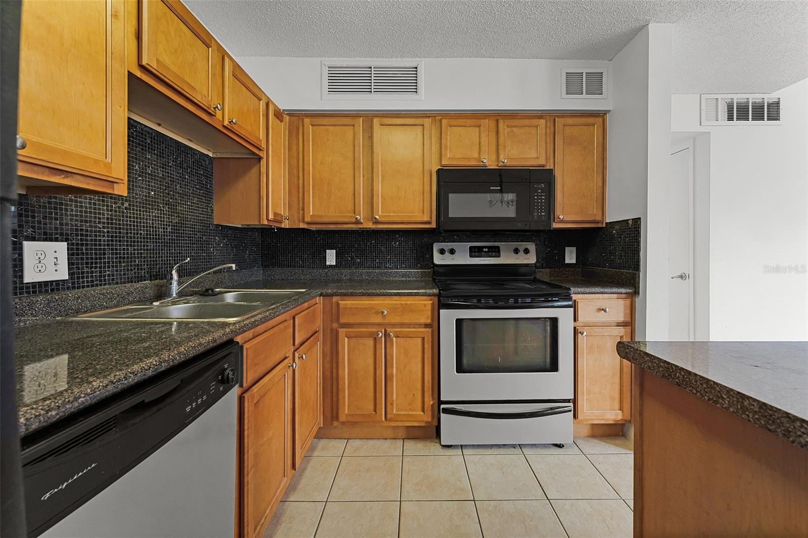 Image 9 of 23 For 415 Lakepointe Drive 207