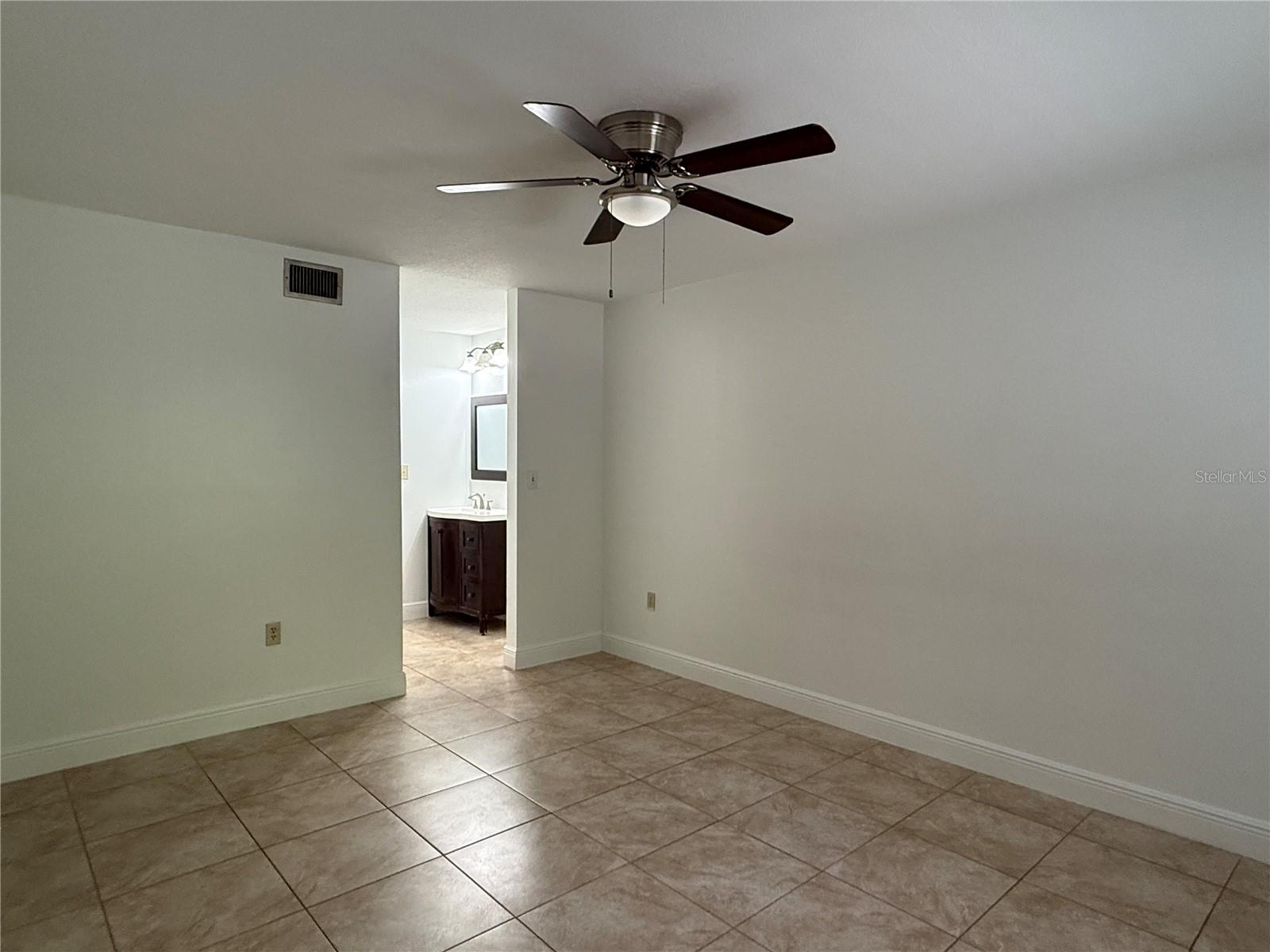 Image 11 of 27 For 238 Riverbend Drive 105