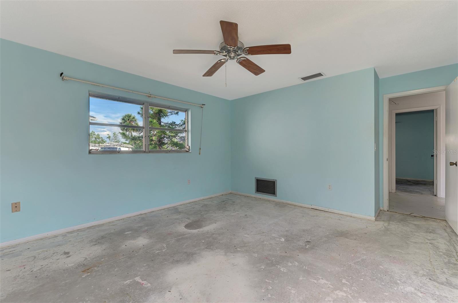 Image 17 of 24 For 568 Venice Lane