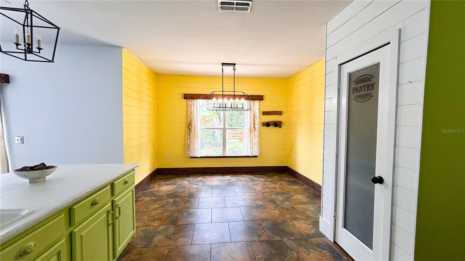 Image 6 of 27 For 548 Big Sioux Court