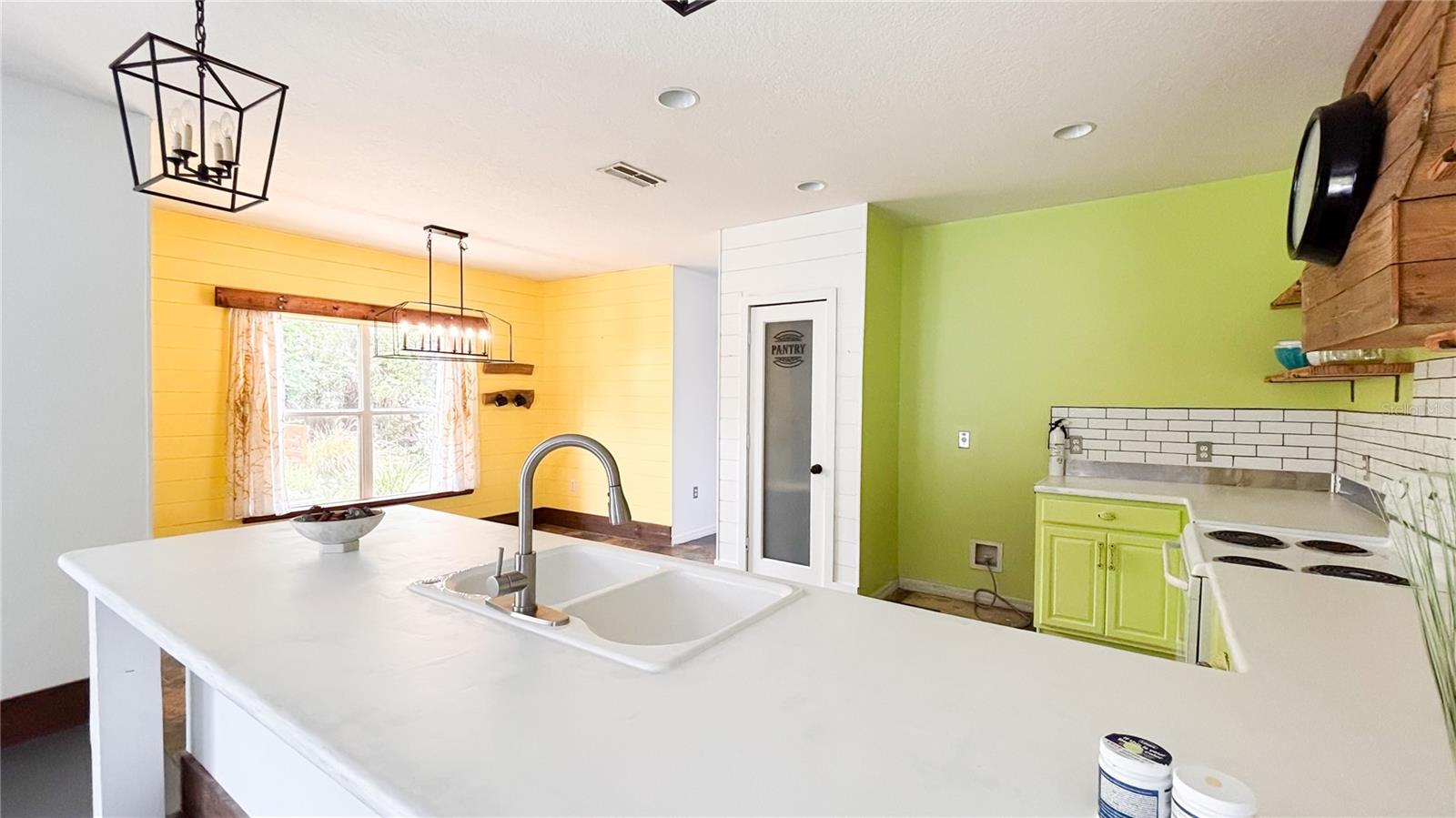 Image 7 of 27 For 548 Big Sioux Court