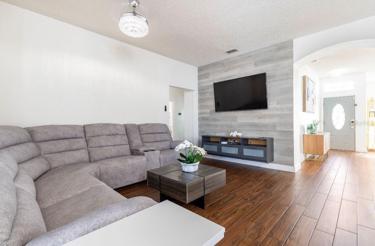 Image 4 of 41 For 1041 Jaybee Avenue