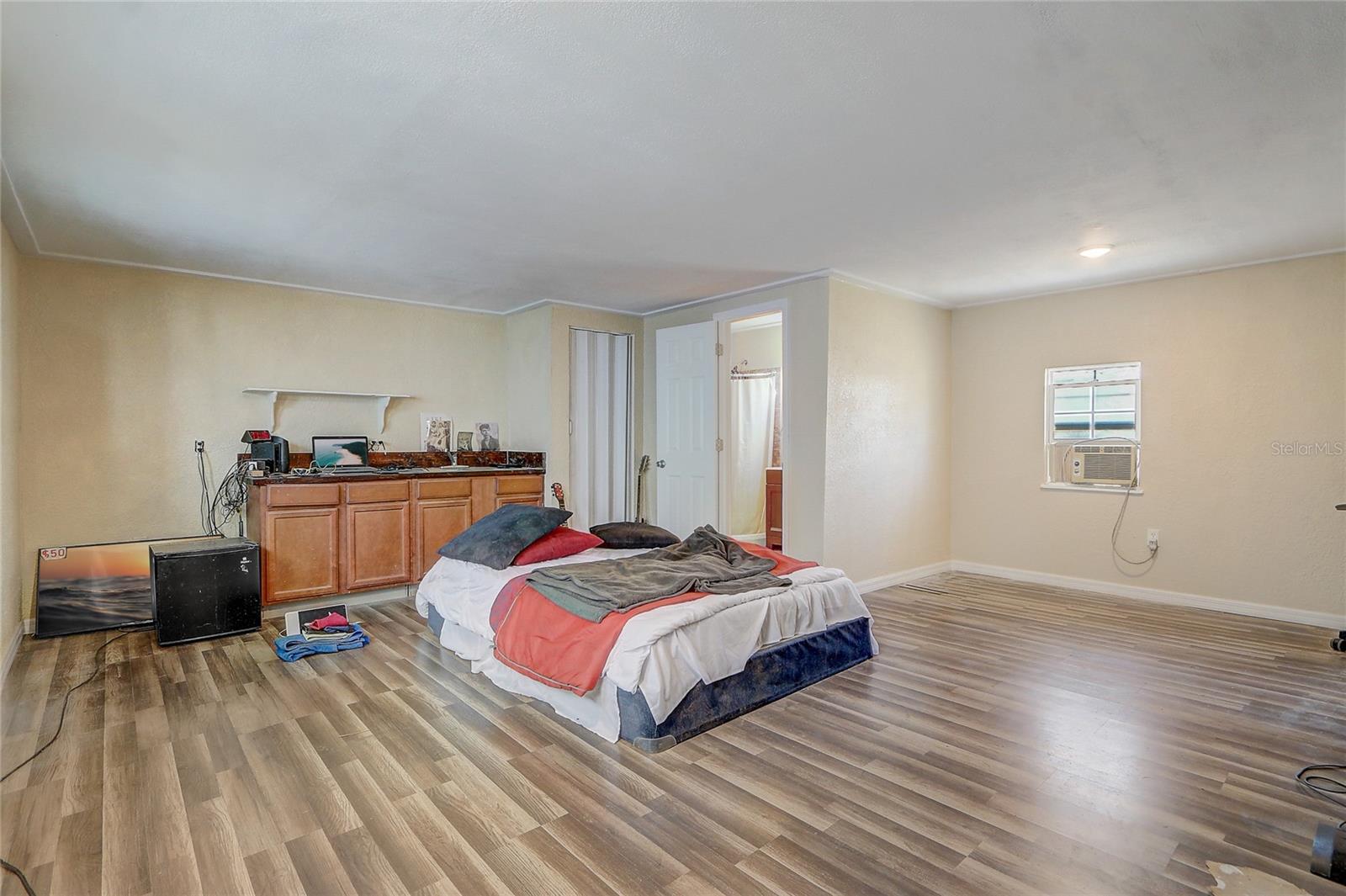Image 3 of 6 For 246 Oak Avenue Adu