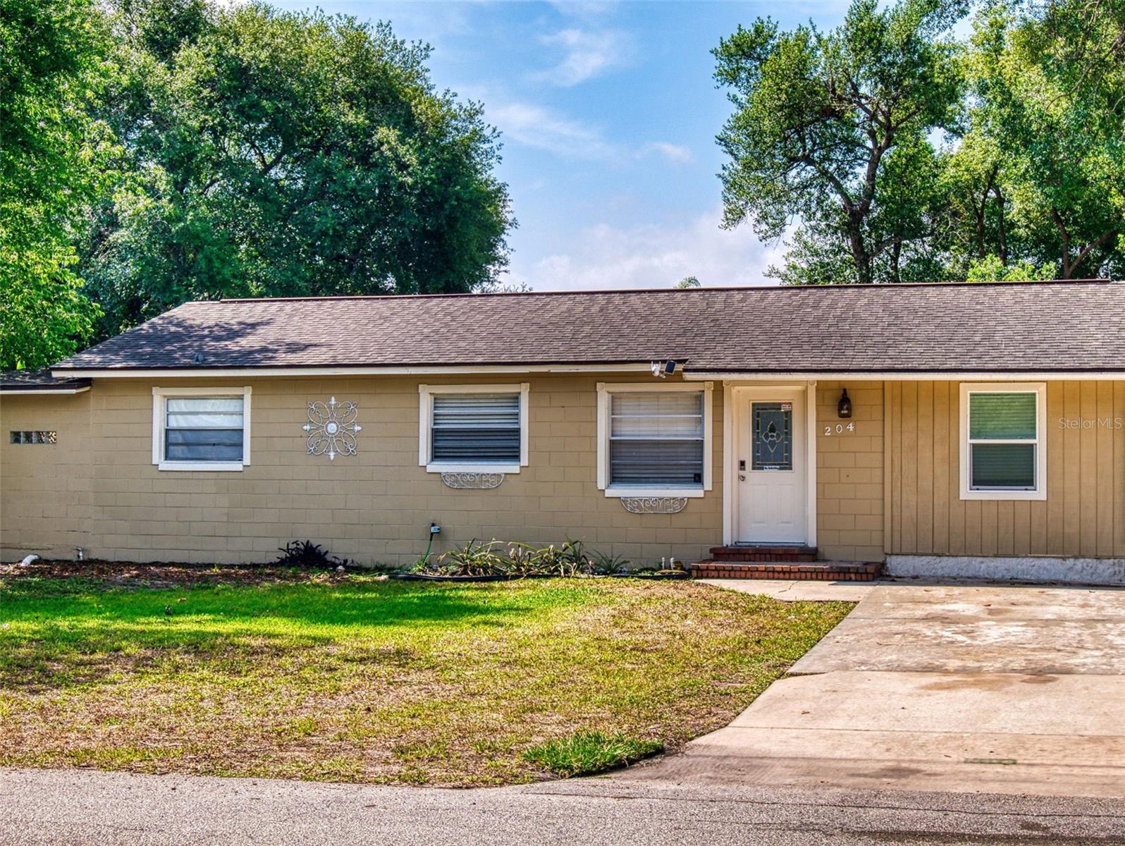 Image 4 of 52 For 204 Holly Drive