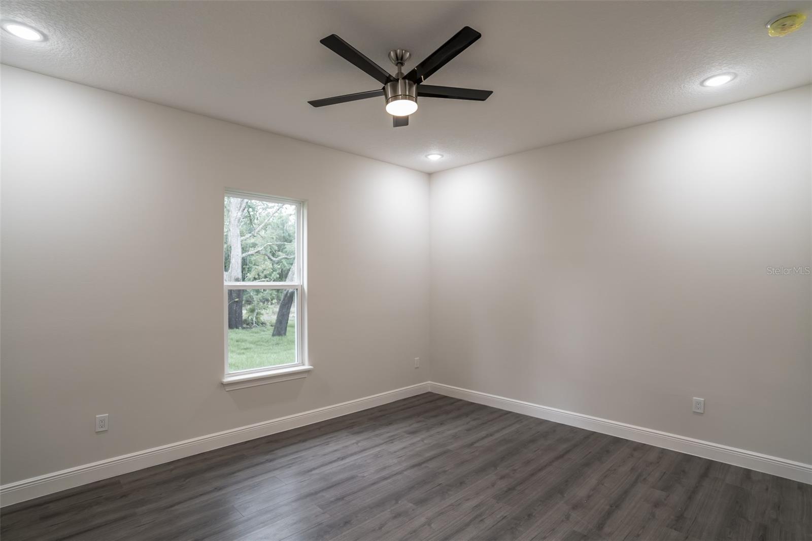 Image 22 of 29 For 18813 Mosby Street