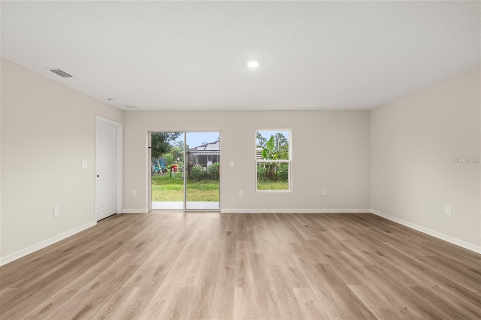 Image 18 of 59 For 8022 Sun N Lake Boulevard