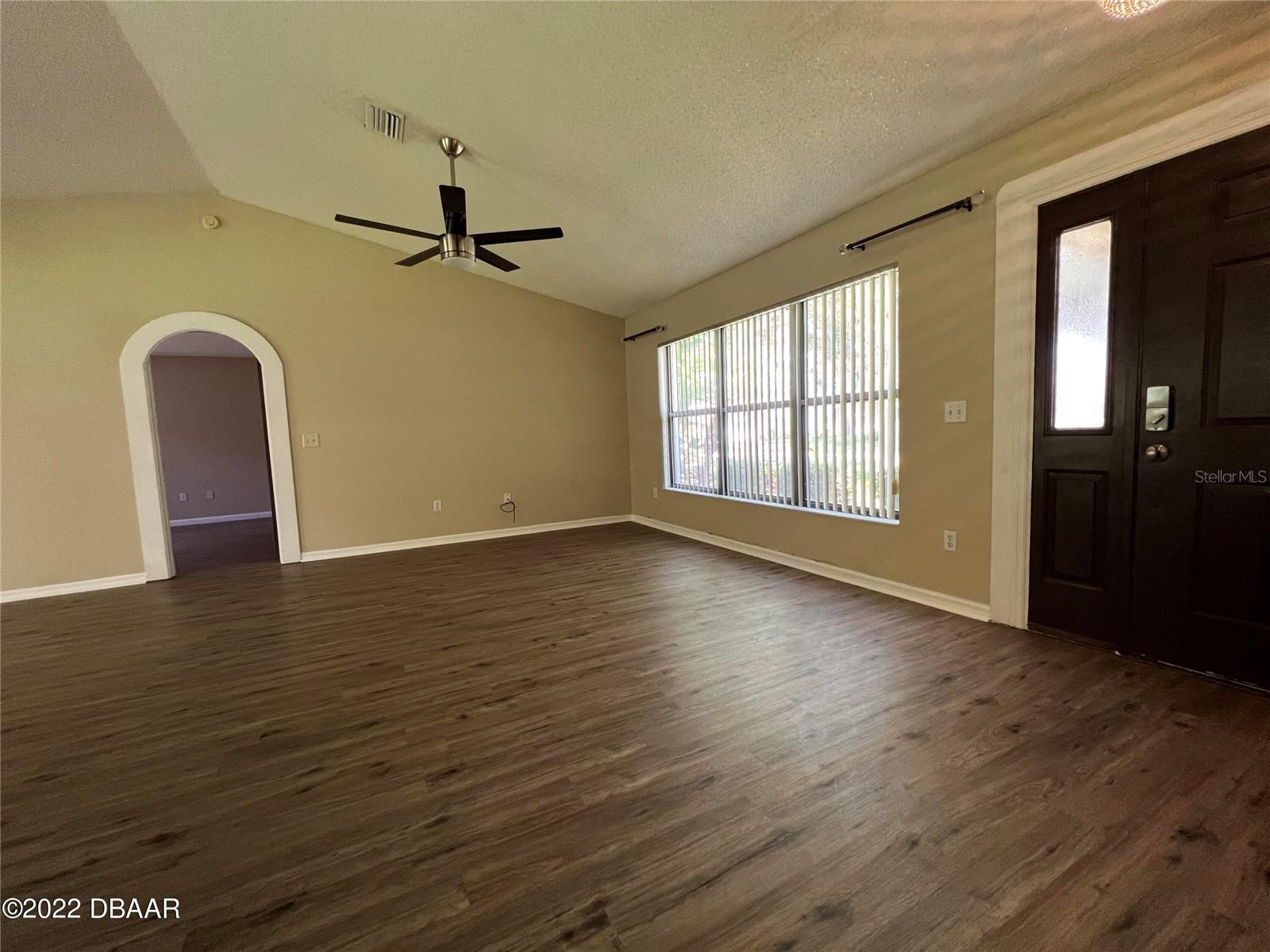 Image 4 of 26 For 4039 Waterbridge Circle