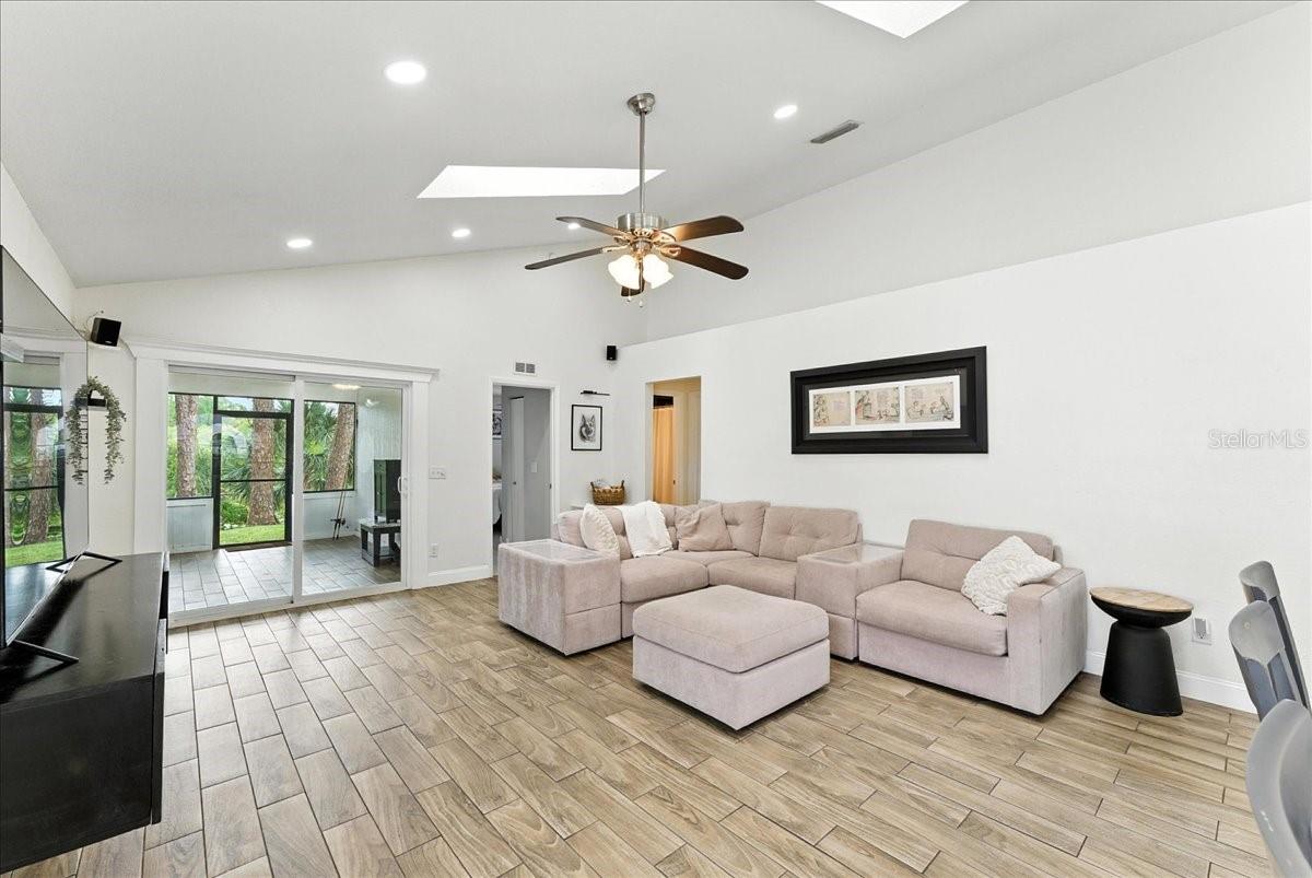 Image 13 of 34 For 174 Edgewater Circle