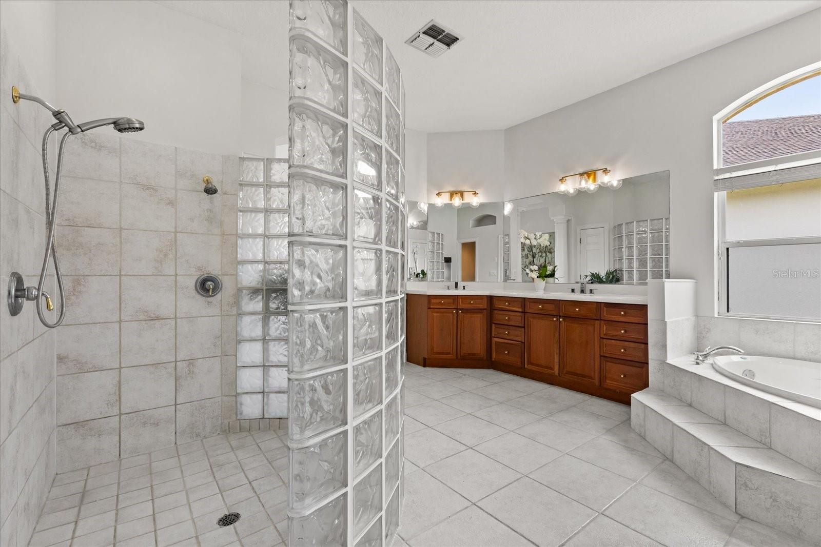 Image 21 of 39 For 213 Heatherwood Court