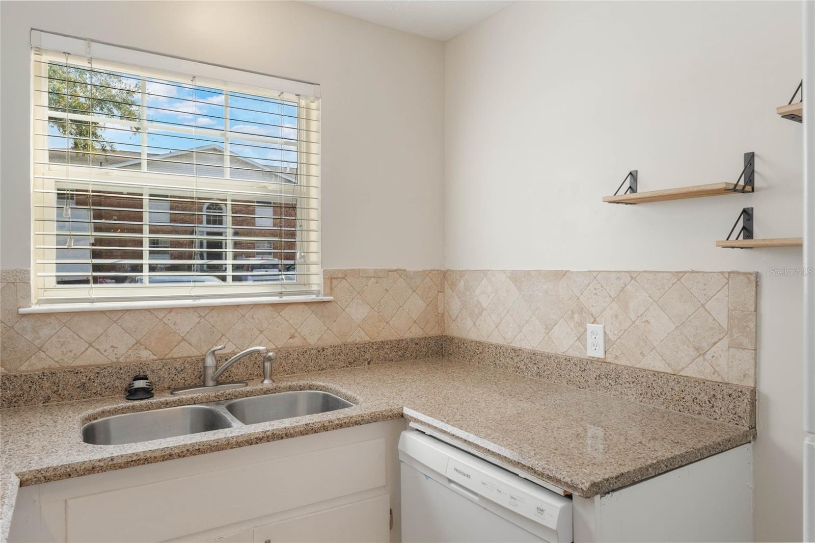 Image 7 of 20 For 4212 Lake Underhill Road 5