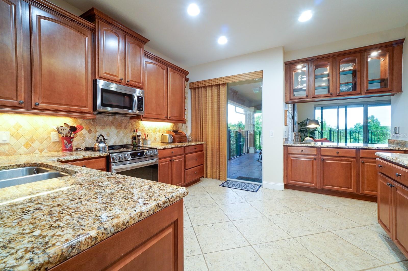 Image 6 of 32 For 913 Lotus Vista Drive 302