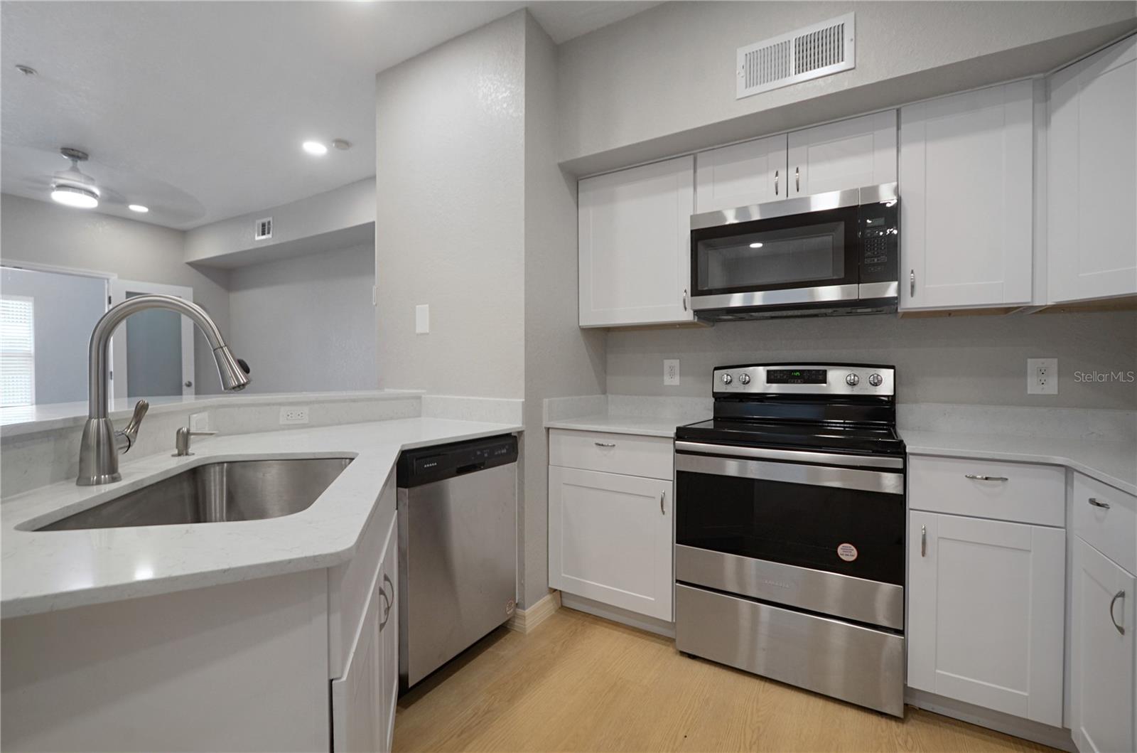 Image 4 of 28 For 826 Camargo Way 201