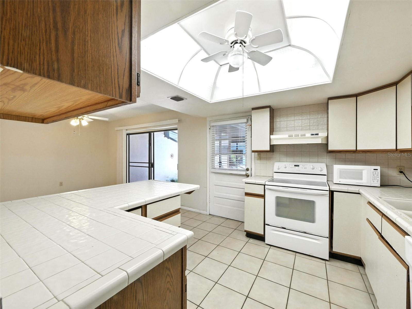 Image 3 of 49 For 174 Lago Vista Boulevard