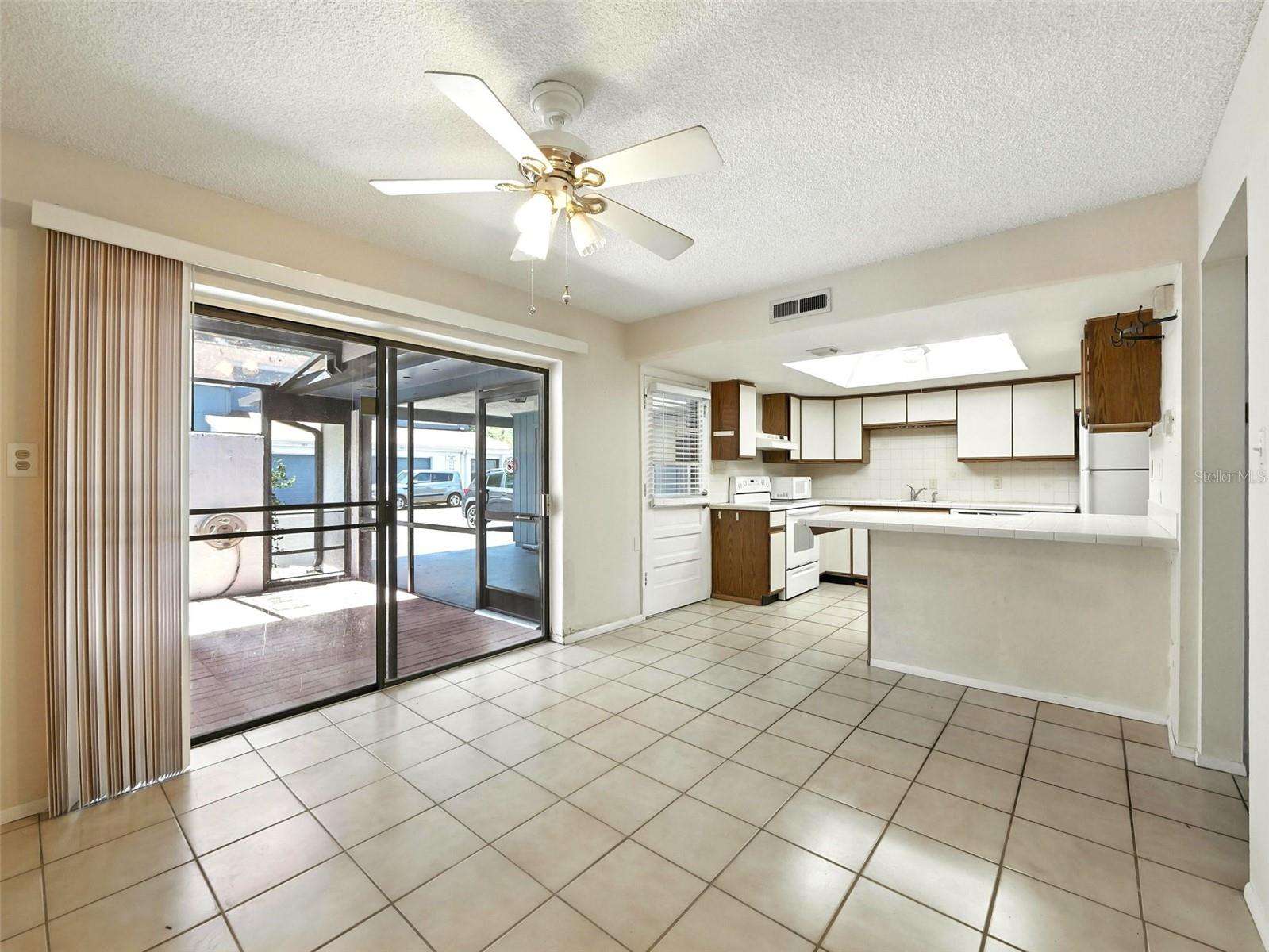 Image 6 of 49 For 174 Lago Vista Boulevard