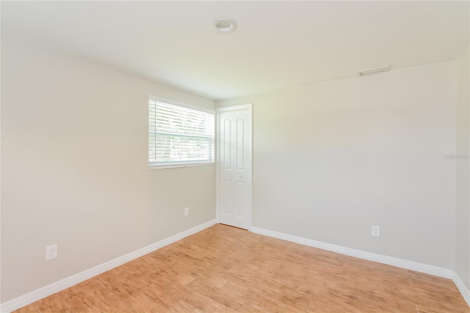 Image 5 of 15 For 6114 Oakcrest Circle