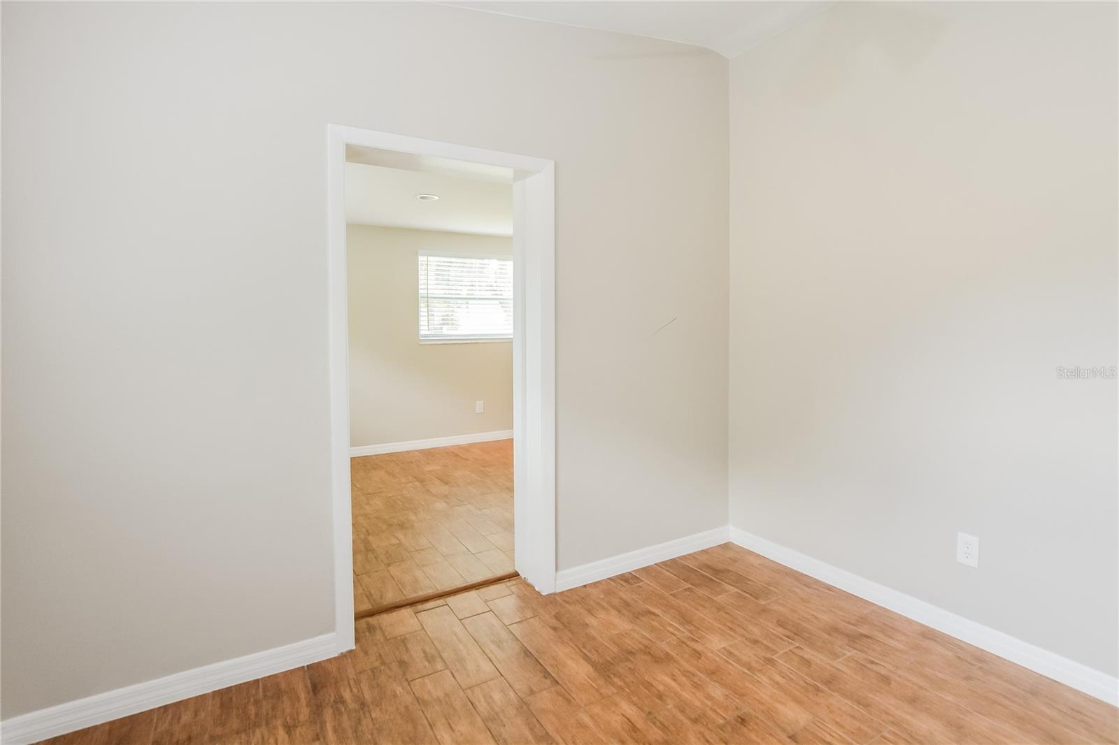 Image 6 of 15 For 6114 Oakcrest Circle