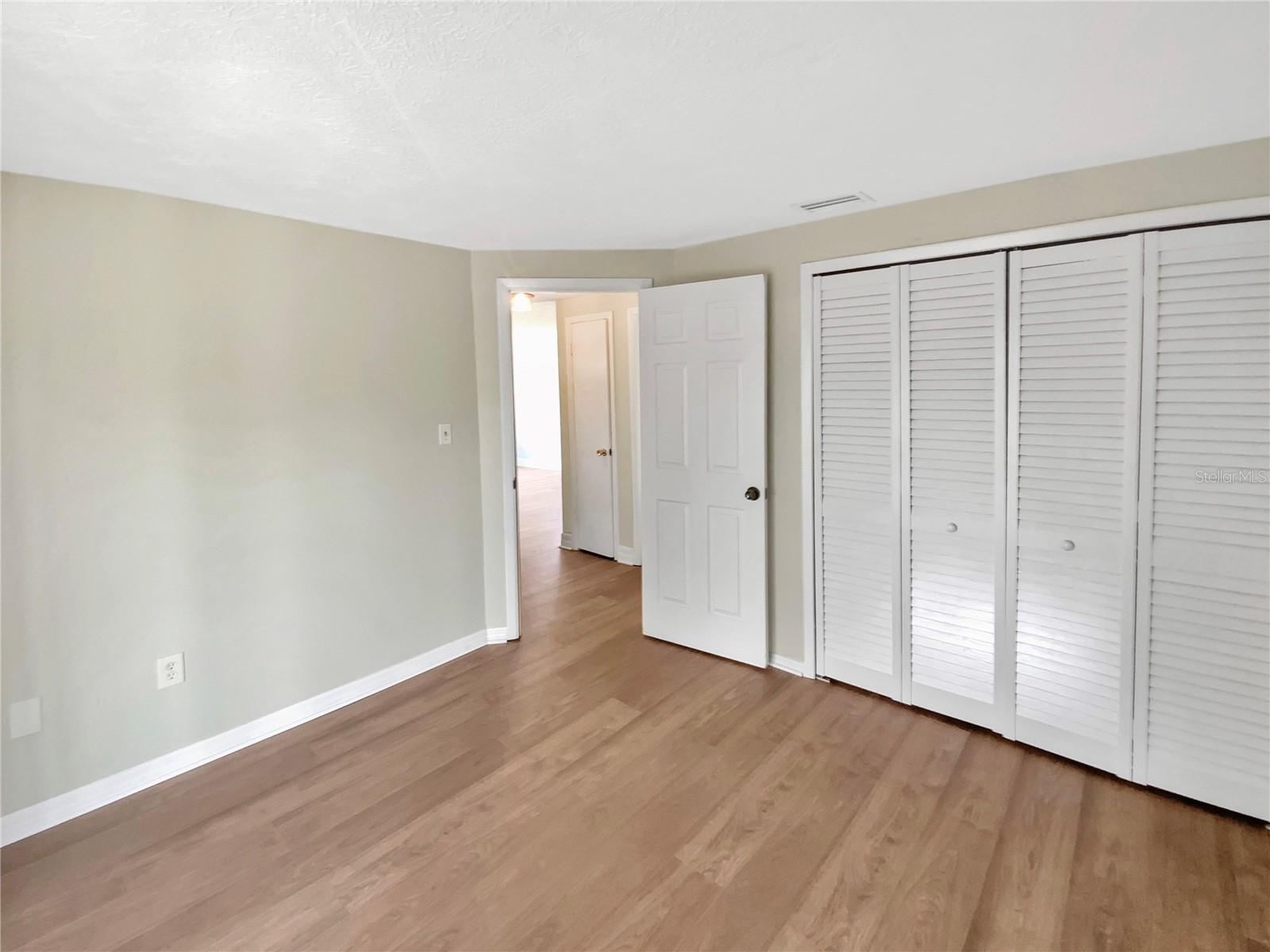 Listing photo id 10 for 4233 Las Vegas Drive