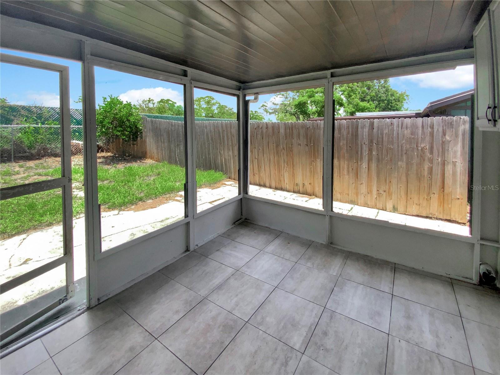 Listing photo id 11 for 4233 Las Vegas Drive