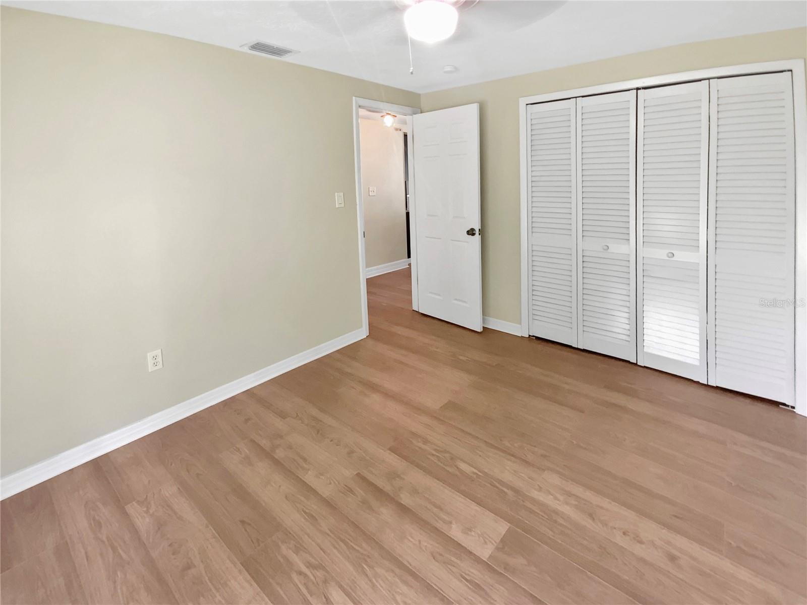 Listing photo id 16 for 4233 Las Vegas Drive