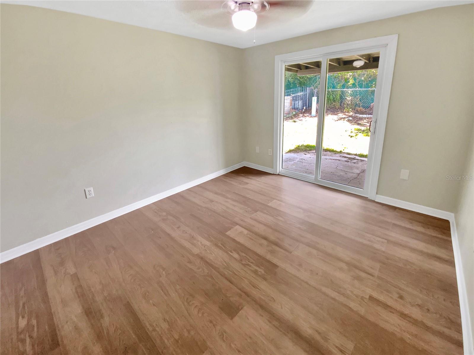 Listing photo id 17 for 4233 Las Vegas Drive