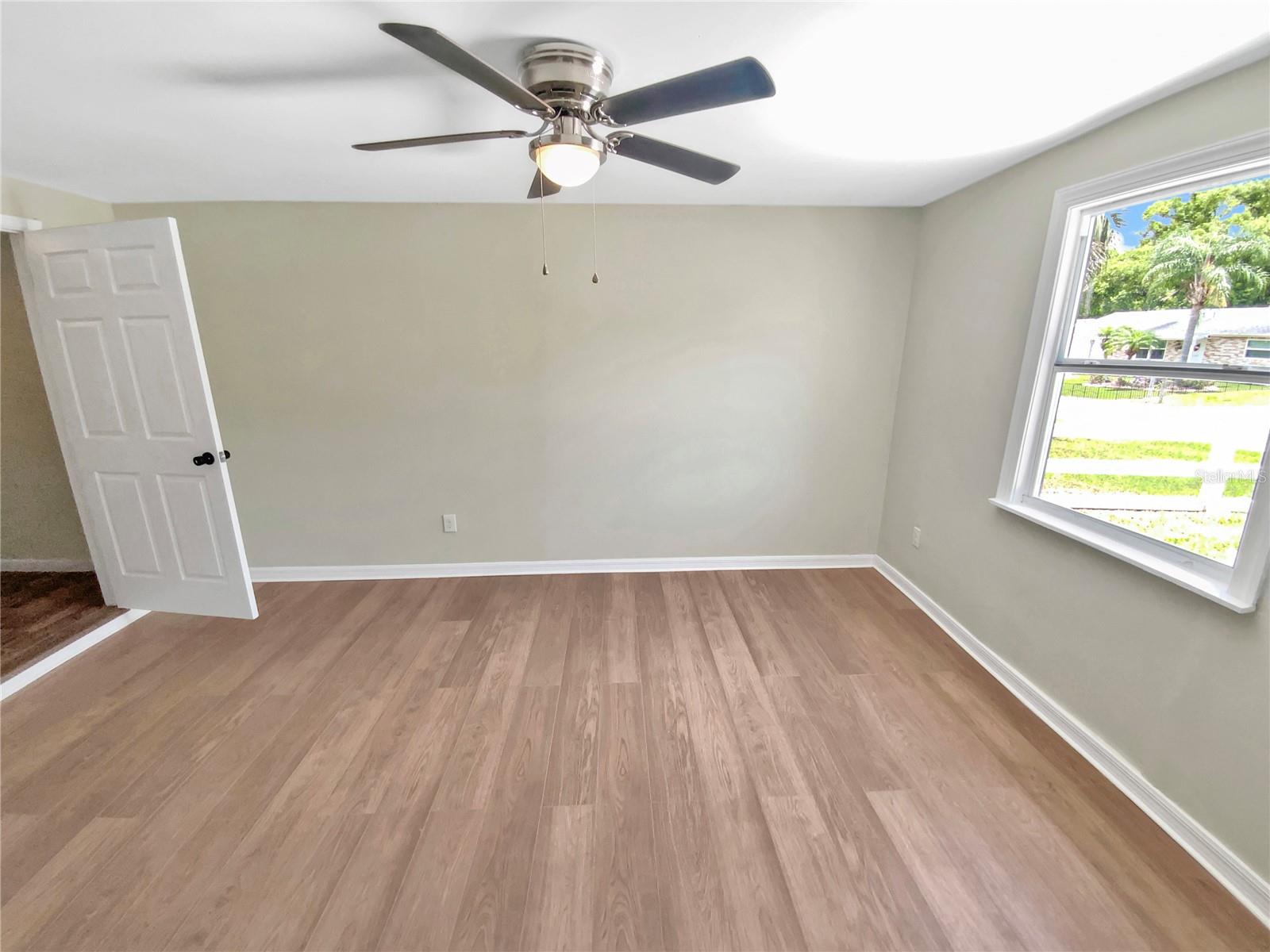 Listing photo id 3 for 4233 Las Vegas Drive