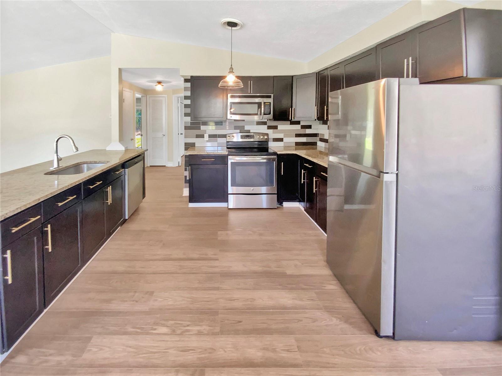 Listing photo id 4 for 4233 Las Vegas Drive
