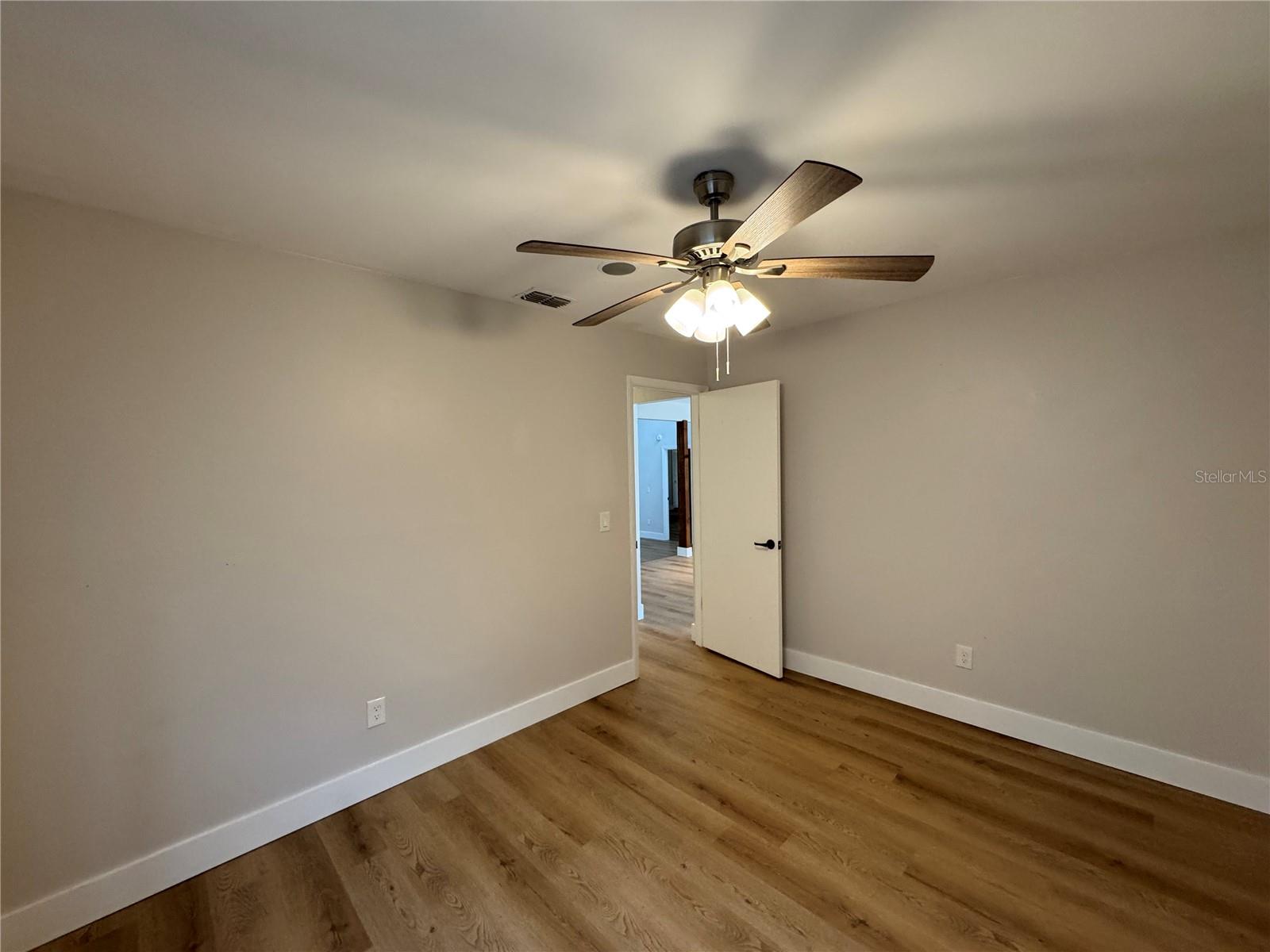 Image 15 of 26 For 107 Deerwood Avenue