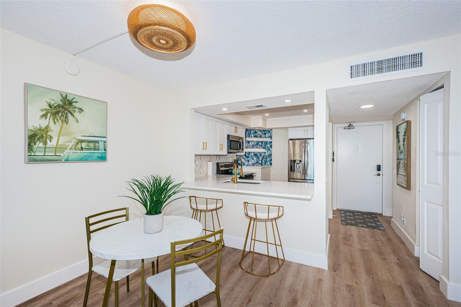 Image 4 of 50 For 6177 Sun Boulevard 307