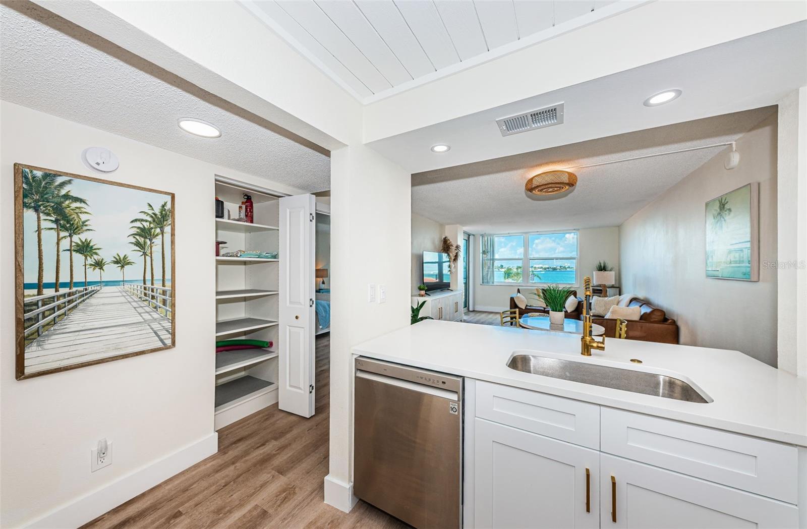 Image 6 of 50 For 6177 Sun Boulevard 307