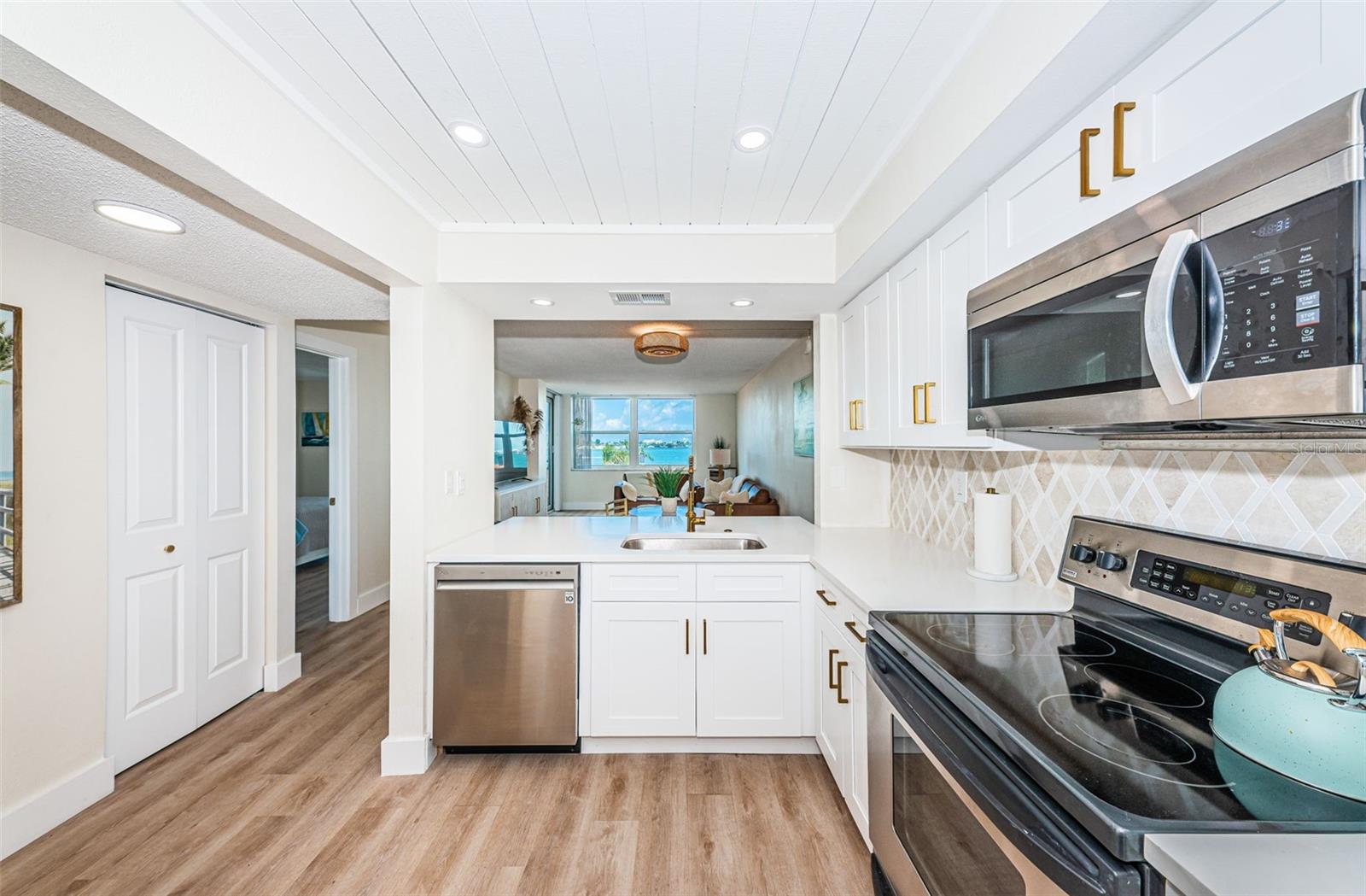 Image 7 of 50 For 6177 Sun Boulevard 307