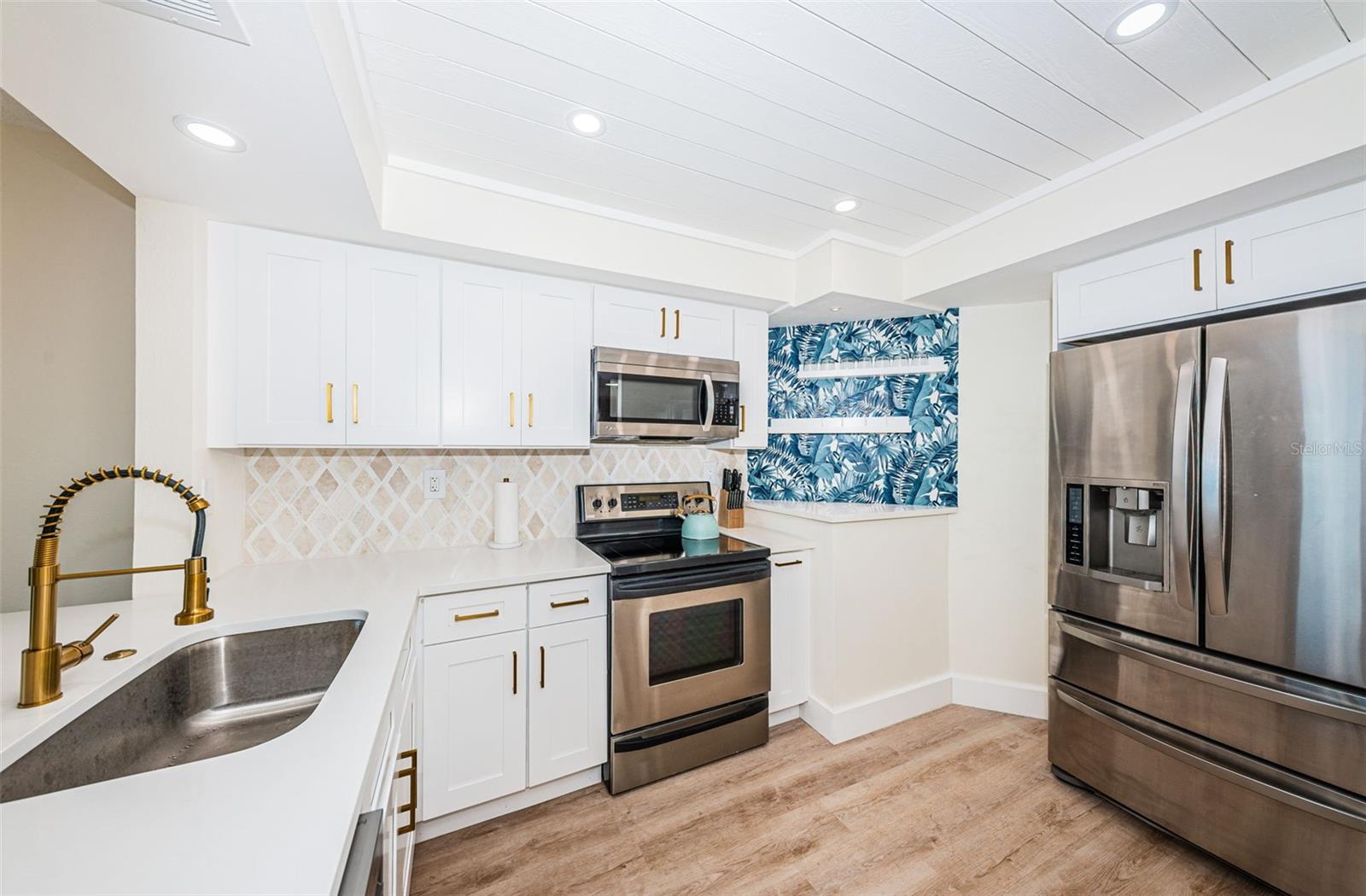 Image 8 of 50 For 6177 Sun Boulevard 307